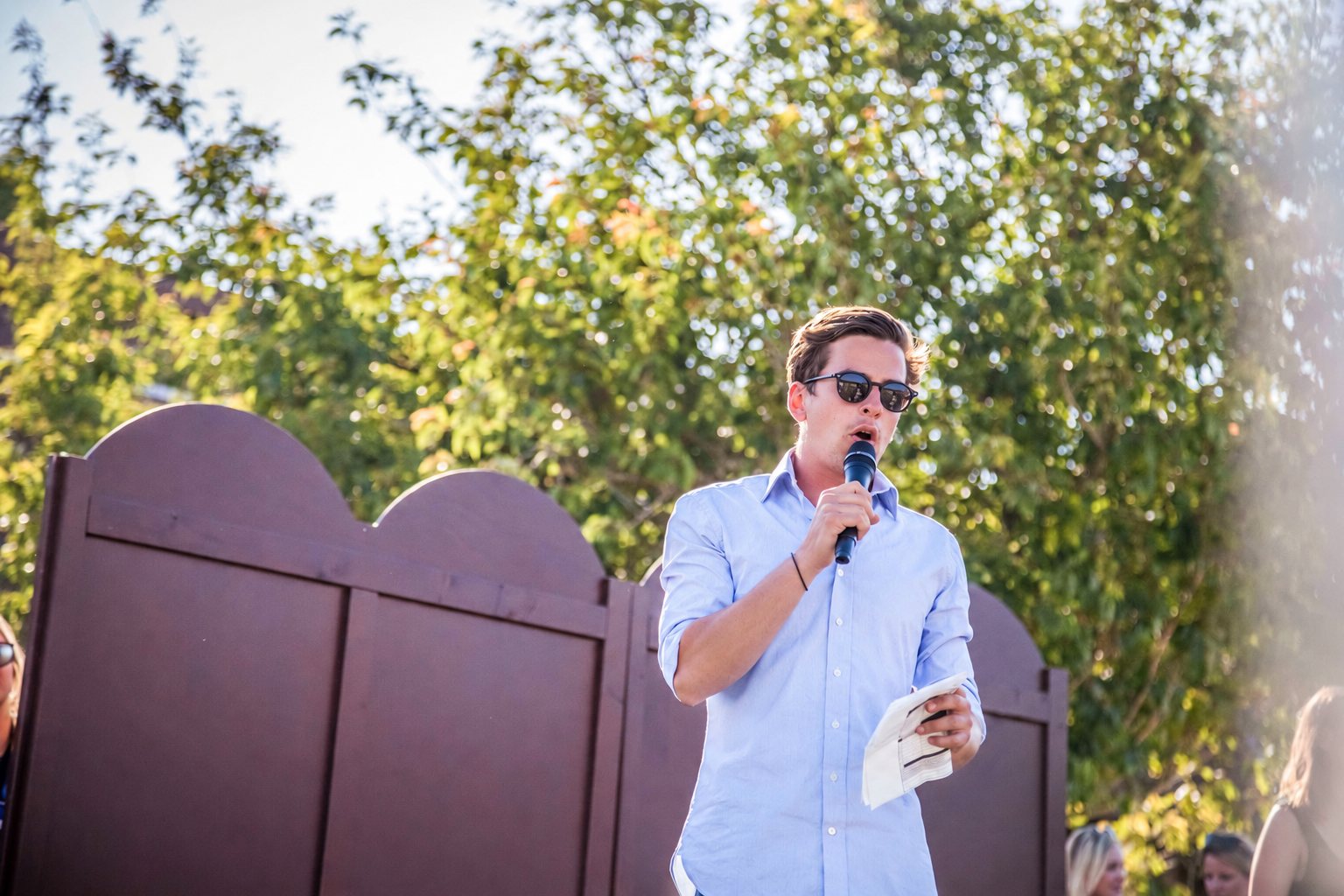Maxime au micro lors d'une remise des prix au Haras de Jardy