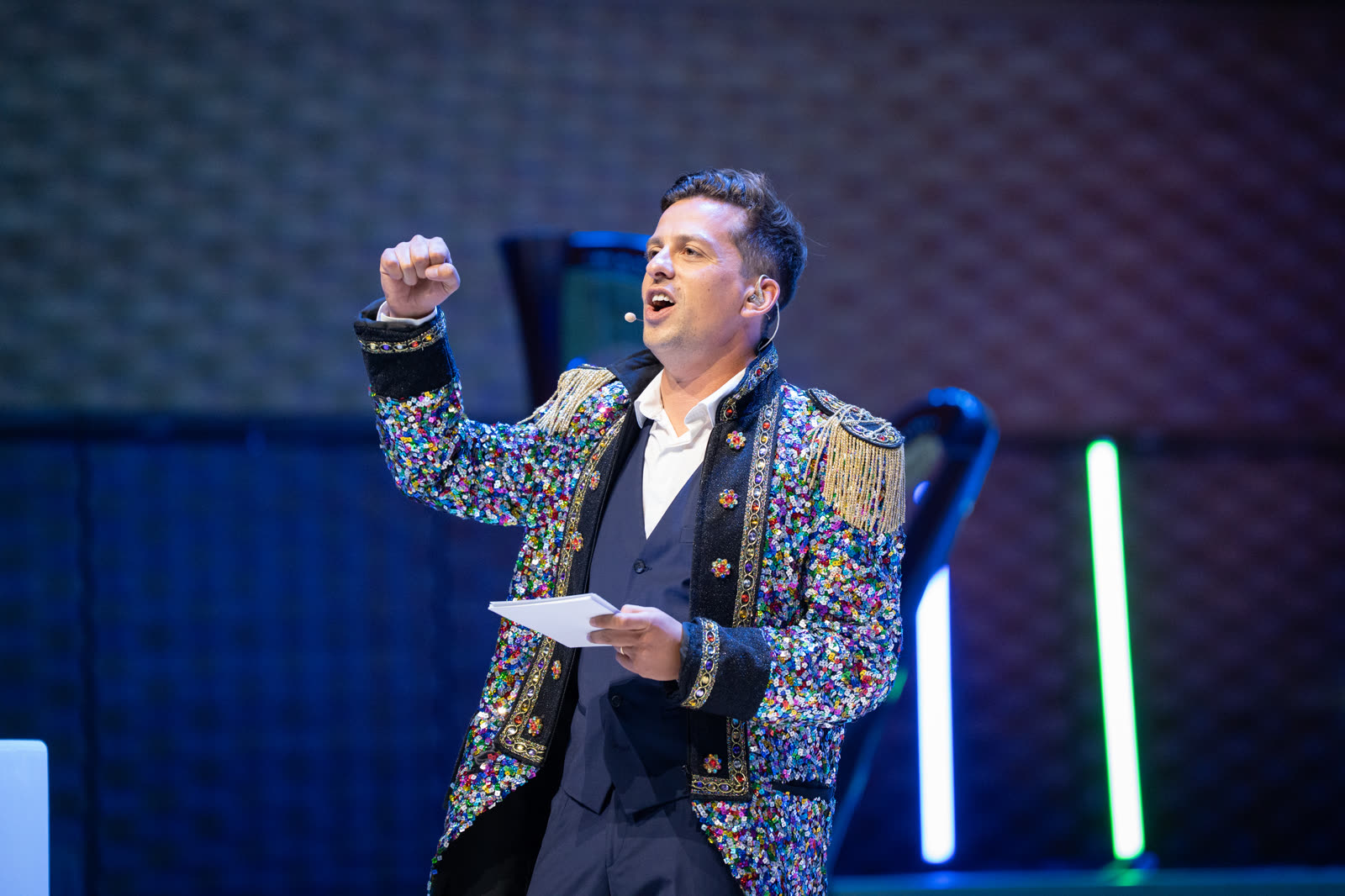 Maxime en veste à paillettes